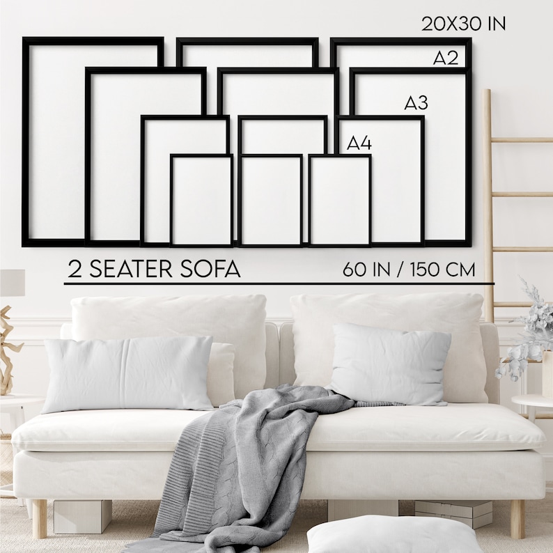 Pu&ograve; includere: Un divano bianco con una coperta grigia e cuscini. Il divano &egrave; largo 60 pollici o 150 centimetri. Un muro dietro il divano presenta una serie di cornici nere di diverse dimensioni. La cornice pi&ugrave; grande &egrave; etichettata "20x30 in A2" e la cornice pi&ugrave; piccola &egrave; etichettata "A4".