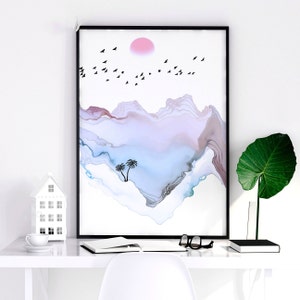 Pu&ograve; includere: Stampa d'arte astratta con cornice nera, che presenta un sole rosa, uno stormo di uccelli e una palma su un paesaggio blu e viola.