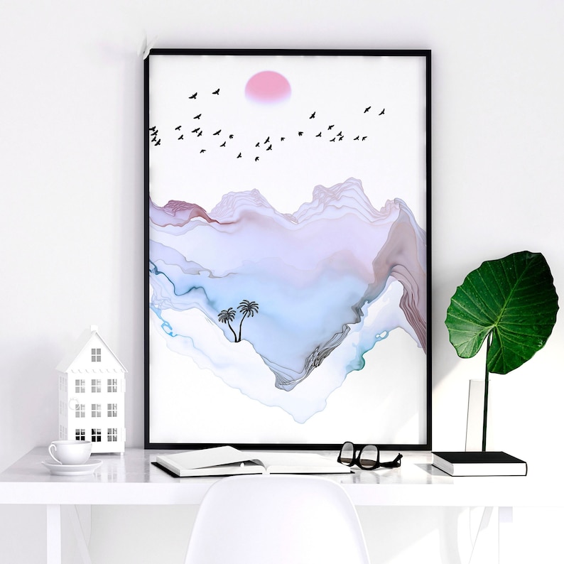 Pu&ograve; includere: Stampa d'arte astratta con cornice nera, che presenta un sole rosa, uno stormo di uccelli e una palma su un paesaggio blu e viola.