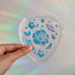 Lotusbloem D-DAY gitaarplectrum holografische regenboog zonvanger sticker sticker, raamsticker, BTS Suga, Bangtan Yoongi, Agust D geïnspireerd, leger