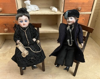 Bambole antiche per case delle bambole - braccia e gambe snodabili - alte 9 cm - alte 3,54 pollici - vestiti originali - rare!