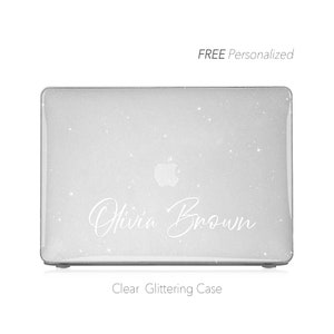 Puede incluir: Funda transparente y brillante para portátil con el nombre "Olivia Brown" en cursiva. La funda tiene un logotipo blanco de Apple y el texto "FREE Personalized" en la parte superior. Las palabras "Clear Glittering Case" están en la parte inferior.