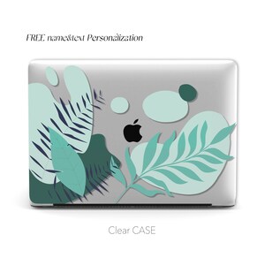 Op de afbeelding: Een transparante laptophoes met een tropisch bladontwerp. De hoes heeft groene en blauwe bladeren op een lichtgrijze achtergrond. De tekst "FREE name&text Personalization" staat bovenaan de hoes. De tekst "Clear CASE" staat onderaan de hoes.