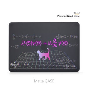 Può includere: Una custodia per laptop nera con finitura opaca. La custodia presenta una grafica di un gatto rosa e blu con un motivo a griglia ed equazioni matematiche. Il testo "Minimal Personalized Case" e "Matte CASE" è anche visibile.