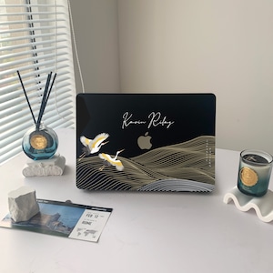 Abstract Japans schilderij kraanvogel, MacBook ZWART stevige hoes | Macbook Air 13, Pro 13 14 16, M1 M2 2023, aangepaste naam