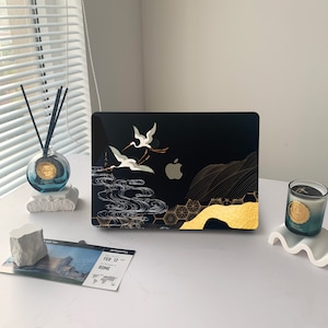 Abstract Japans schilderij kraanvogel, MacBook ZWART stevige hoes | Macbook Air 13, Pro 13 14 16, M1 M2 2023, aangepaste naam
