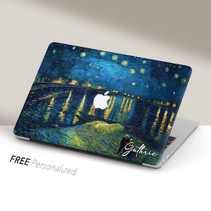 Könnte beinhalten: Eine Laptop-Haut mit einem blauen und gelben Sternenhimmel-Gemälde. Die Haut hat ein weißes Apple-Logo und den Namen "Guthrie" in Kursivschrift.