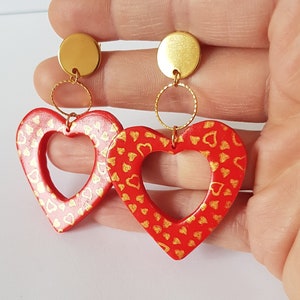 Valentinstag, Herzohrringe, rote Herzen, Fimo-Paste, goldene Edelstahlchips, Valentinstag, roter Schmuck, origineller Schmuck