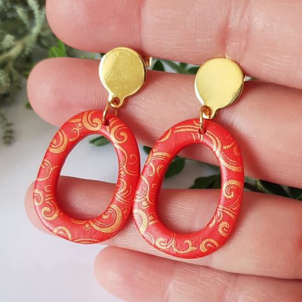 Boucles d'oreilles rouge,forme originale,boucles d'oreilles ajourées,cadeau noel,bijou pour noel,cadeau original,fimo,puces pendantes