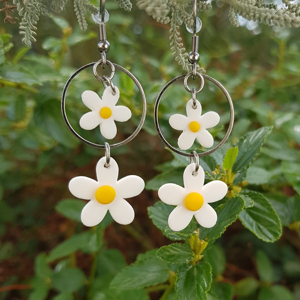 boucles d'oreilles fleurs en argile polymère,cercles,cerceaux,boucles modernes,fait main,marguerites,acier inoxydable,daisy,fleurs blanches