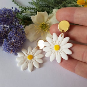 Flower earrings, white flower, daisy earrings, flower earrings, flower jewelry, gold chips, romantic gift