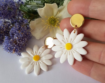 Flower earrings, white flower, daisy earrings, flower earrings, flower jewelry, gold chips, romantic gift