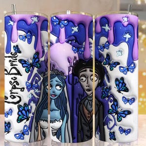 Könnte beinhalten: Drei Edelstahlbecher mit weißem Hintergrund und tropfender Farbe in Lila und Blau. Die Becher zeigen eine Grafik mit Figuren aus dem Film Corpse Bride, einschließlich des Textes "Corpse Bride". Die Becher sind mit Schmetterlingen verziert.