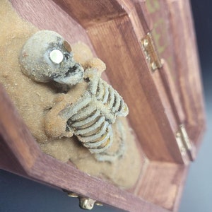 Art miniature de cercueil avec du vrai sable
