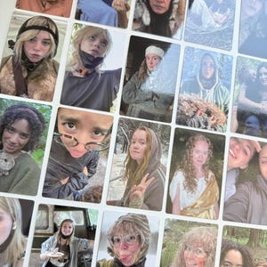 Op de afbeelding: Een verzameling glanzende fotokaarten met verschillende mensen in verschillende omgevingen. De kaarten tonen een verscheidenheid aan poses en uitdrukkingen, waarbij sommige individuen vrijetijdskleding dragen en anderen meer gestileerde outfits.