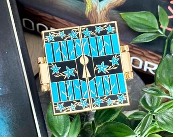 The Prison Healer Officially Licensed Pin Badge - Lynette Noni. Interactive pin badge in hard enamel.