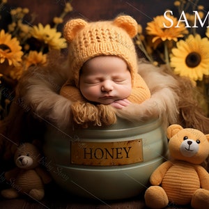Puede incluir: Un bebé recién nacido con un gorro y suéter de oso amarillo, acurrucado en un tarro de miel. El tarro tiene una etiqueta "HONEY". Dos osos de peluche y girasoles rodean al bebé, creando una escena cálida y acogedora.