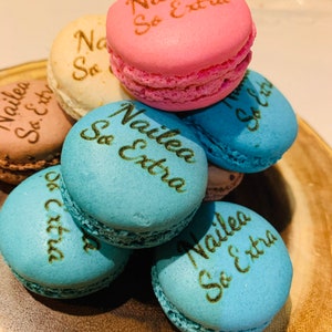 Set of elegant engraved customized & Personalized Macarons Macaroons Cookie Favors