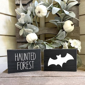 Letrero de bosque embrujado, letrero de madera con forma de murciélago, decoración de Halloween en madera, mini letrero de Halloween, decoración de bandeja escalonada, decoración del hogar de temporada
