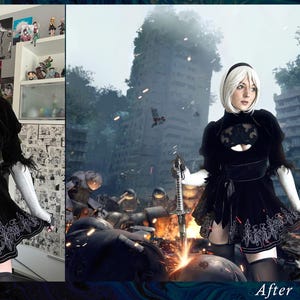 Op de afbeelding: Een vrouw in een zwart-wit cosplay-outfit poseert voor een boekenkast en een digitaal aangepaste achtergrond van een futuristische stad. De achtergrond toont een verwoeste stad met overwoekerde vegetatie en rook.