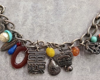 Bracelet à breloques en argent Napier - breloque personnage asiatique, breloque coquillage, breloque couronne, breloques perles - gros bracelet à breloques vintage