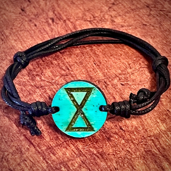 Pulsera de cordón ajustable con colgante grabado en madera de 1 pulgada de la Nación Lakota Sioux