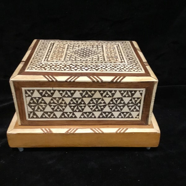 Handmade Egyptian Mosaic Marquetry Cigarette/Cigarillo Box with Inlaid Mother of Pearl