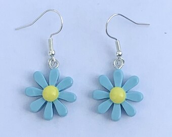 Daisy Earrings, Silver Flower Earrings, Floral Earrings, Cute Daisy Earrings, Daisy Earrings Dangle, Retro Daisy Earrings