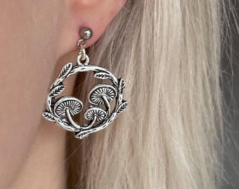 シルバーのマッシュルームイヤリング、コテージコアの毒キノコジュエリー