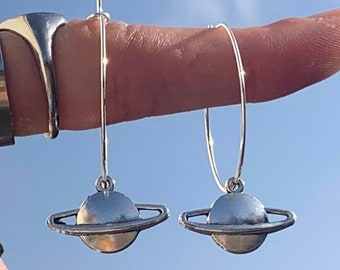 Planeet zilveren oorbellen, Saturn hoepel oorbellen, ruimte sieraden, cadeau voor haar