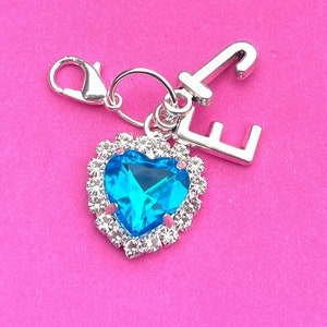 Dije "Something Blue" con las iniciales de los novios, dije con clip para ramo de novia, accesorio de boda, regalo de recuerdo.