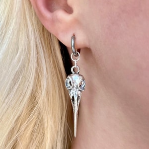 Vogel Schädel Ohrringe, Raben Schädel Ohrringe, Gothic Schmuck, Pest Doktor Ohrringe, Krähen Ohrringe, Goth Ohrringe, Witchy Huggie Creolen