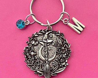Llavero personalizado con forma de escoba de bruja, regalo para brujas, llavero para amigas brujas, regalo de Halloween, joyería pagana, regalo wiccano, llavero con inicial