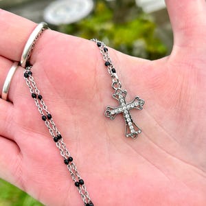 Silberne Goth Kreuz Halskette, Gothic Schmuck, Grunge Alternativer Schmuck, Y2K Kreuz Halskette, Strass Kreuz Halskette, kleines Kreuz Rosenkranz