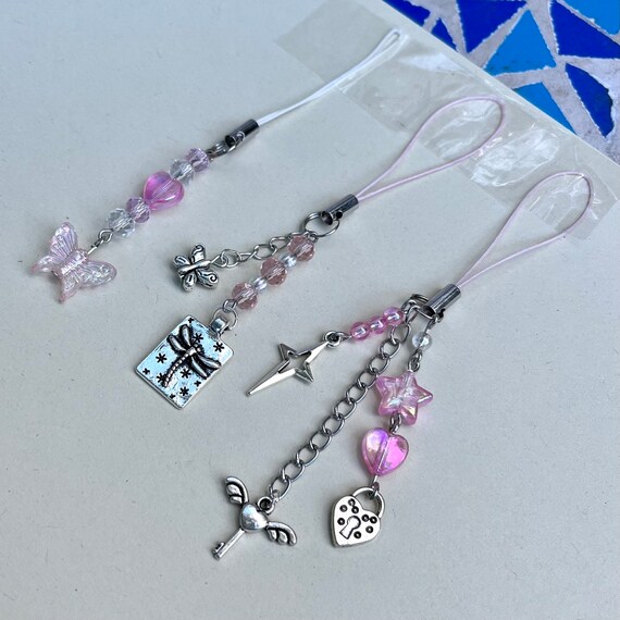 Produktbild von Rylae 2 Süße Schlüsselanhänger, Exquisite Y2K-Handyanhänger, Taschenanhänger, Handyanhänger, Rosa Erdbeeren Und Schmetterlinge, Geeignet Zum Verzieren Von Taschen, Schlüsseln, Handys Und Kopfhörern