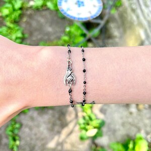 Peut inclure: Un bracelet &agrave; breloque chauve-souris argent&eacute; avec des perles noires. Le charm chauve-souris pr&eacute;sente des ailes d&eacute;taill&eacute;es et un cr&acirc;ne. Ce bracelet d&eacute;licat est parfait pour ajouter une touche gothique.