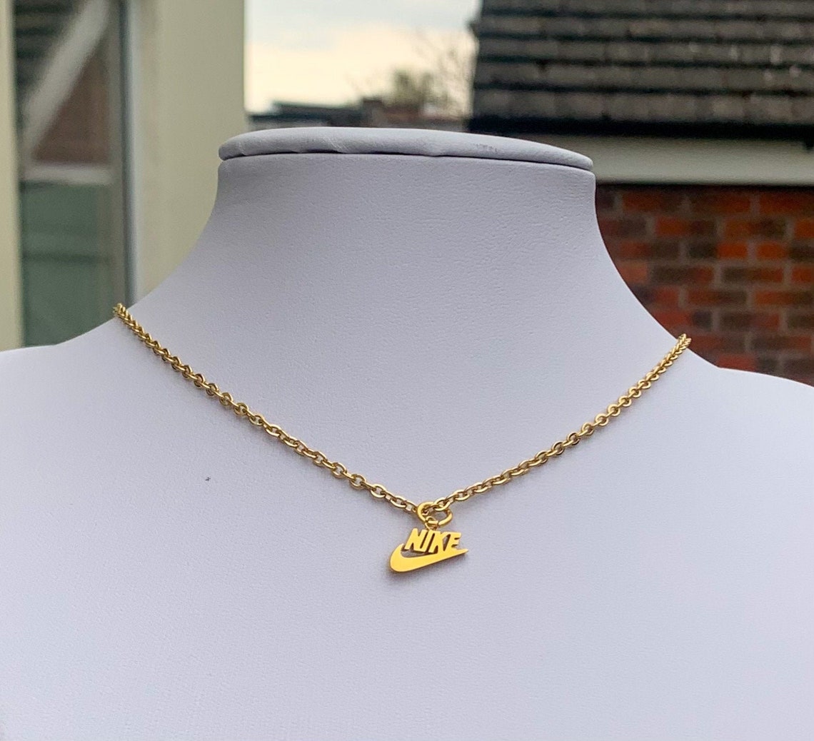 nike pixel with gold chain