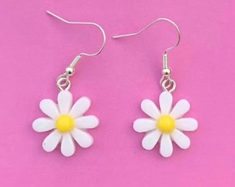 White Daisy Flower Silver Earrings, Cute Flower Drop Earrings, Handmade Summer Jewelry, Cottagecore Gift, Y2K Earrings, Retro Daisy Earrings