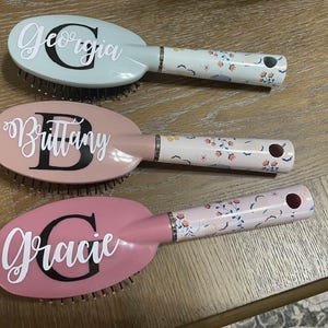 Brosse à cheveux florale personnalisée : cadeau de fête pour filles