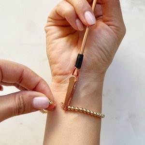 1pc Color Random Bracelet Helper: Help You Easily Fasten And Hook On  Jewellery Bracelet, Necklace, Watch And Zipper