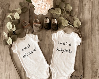 J'étais prévu, j'étais une surprise ; Combinaisons jumelles ; Combinaison personnalisée® ; Cache-couche personnalisé ; Cadeau baby shower ; Body bébé ; baby shower avec lits jumeaux