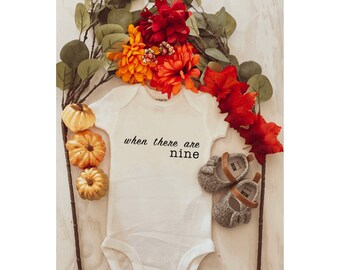 RBG Ruth Bader Ginsburg Baby Onesie ; baby meisje; rechter onesie van het Hooggerechtshof ; feministische onesie ; wanneer er negen zijn ; nieuwe baby onesie