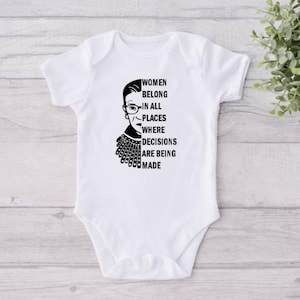 RBG Ruth Bader Ginsburg babyrompertje; meisje; onesie van het hoogste gerechtshof; vrouwen behoren tot machtige posities; feministische onesie afbeelding 1