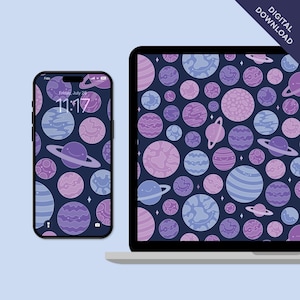 Pode incluir: Um download digital de dois papéis de parede para telefone com um padrão de planetas roxos e azuis com rostos sorridentes em um fundo azul escuro. O papel de parede do telefone é exibido em uma tela de smartphone e um laptop.