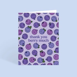 Merci Berry Much Carte de voeux avec enveloppe | Blanc à l'intérieur | Illustration de myrtilles souriantes mignonnes | Carte de remerciement Punny