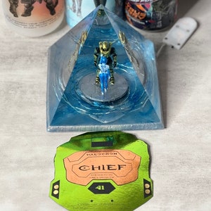 Halocron LEES BESCHRIJVING 3D-print geschilderd en ingevoegd in een harspiramide met verlichting of verlichte basisgamercollectie uniek gepersonaliseerd cadeau