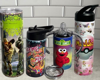 Vaso de taza de personalización personalizada con diferentes tapas y pajita. Sublimación de acero inoxidable aislado, regalo único hecho a mano.