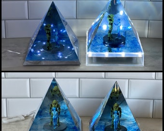 Halocron 3D-Druck, bemalt und in Harz eingesetzt, Pyramide mit Lichtern oder beleuchteter Basis, Gamer-Kollektion, einzigartiges individuelles Geschenk