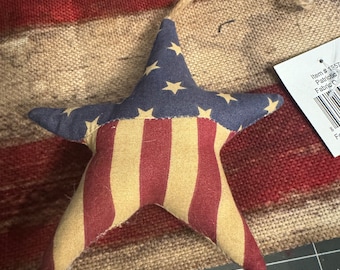 Adorno patriótico en forma de estrella hecho a mano o relleno para cuencos. Mide 12 cm x 13 cm e incluye un colgador de yute.