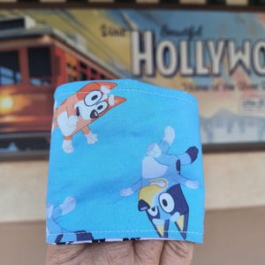 Bluey Reversible Drink Cozy, Café Cosy avec empreintes de pattes